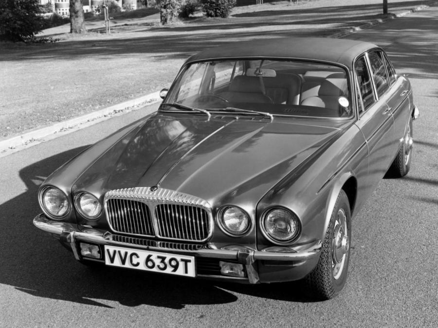  Daimler Double Six Vanden Plas 1973 года  (фото 2 из 4)